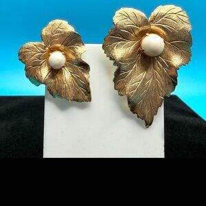 VTG Sarah Coventry Signed Gold Tone Chit Chat Leaf Brooch Set With Faux Pearls